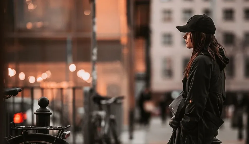 girl looking in the distance, side profile of a photography portrait in an urban landscape